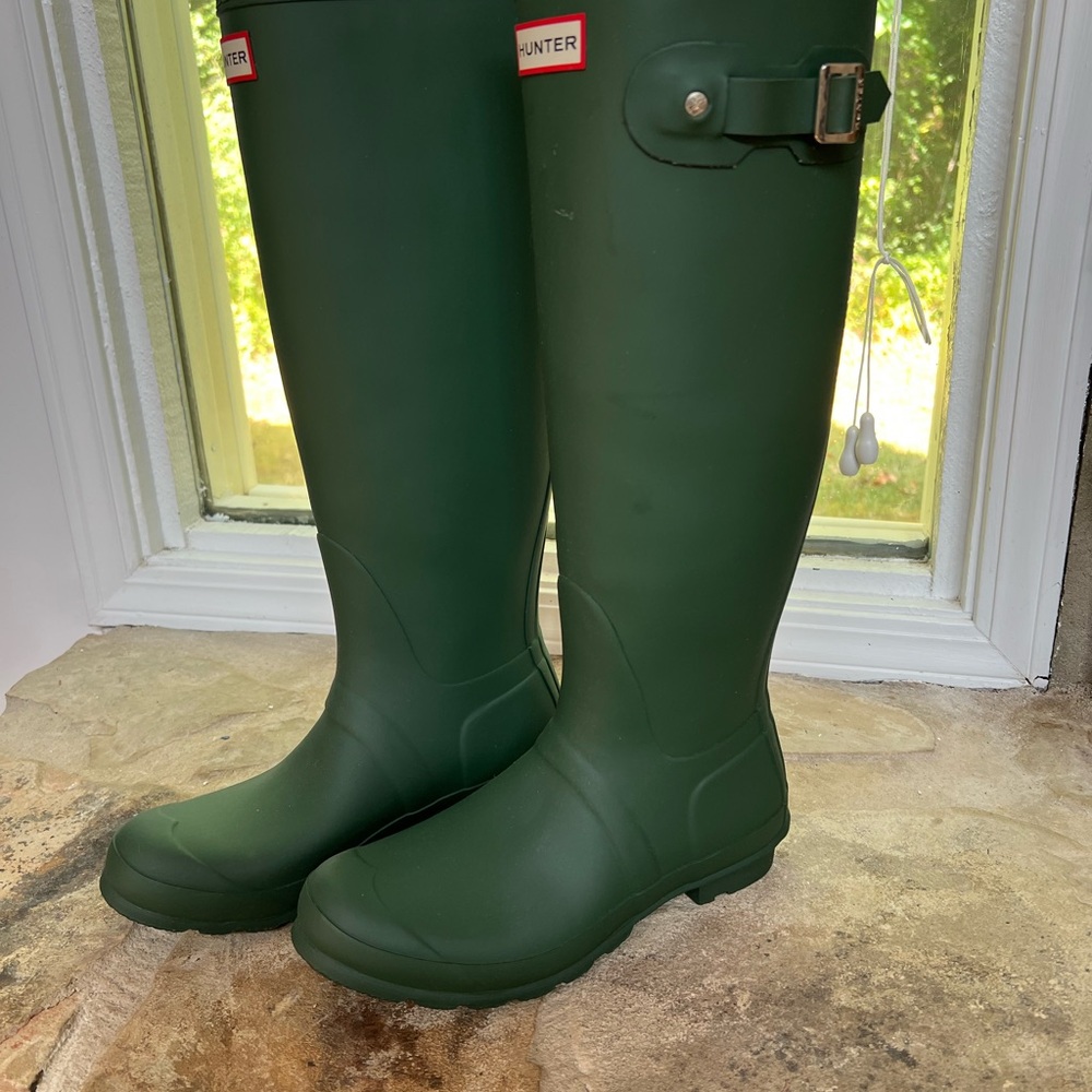 Classic Hunter boots in dark green. Still in box, never worn only tried on.